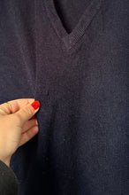 Upload image to gallery, Pull col V Lacoste bleu marine des années 80’ - M