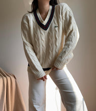 Upload image to gallery, Pull col V Lacoste à la maille tressée des années 80' - M