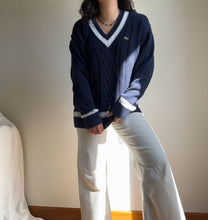 Charger l'image dans la galerie, Pull col V Lacoste en maille tressée - XL