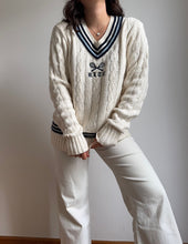 Charger l'image dans la galerie, Pull col V Ralph Lauren brodé collection emblématique cricket maille tressée - S