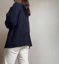 Charger l'image dans la galerie, Pull col roulé Lacoste en grosse maille tressée bleu marine - L