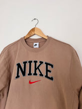 Upload image to gallery, Sweat Nike vintage brodé - M
