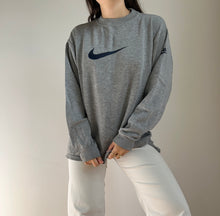 Upload image to gallery, Sweat Nike brodé vintage - M
