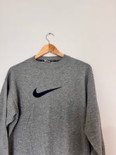 Upload image to gallery, Sweat Nike brodé vintage - M
