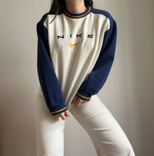 Upload image to gallery, Sweat Nike brodé vintage - L
