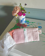 Upload image to gallery, Trousse patchwork upcyclée
