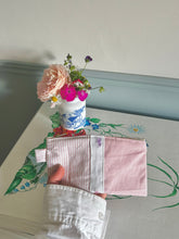 Upload image to gallery, Trousse patchwork upcyclée
