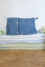 Charger l'image dans la galerie, La Maxi trousse Chemise upcyclée jean
