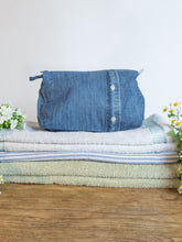 Charger l'image dans la galerie, La Maxi trousse Chemise upcyclée jean
