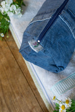 Charger l'image dans la galerie, La Maxi trousse Chemise upcyclée jean
