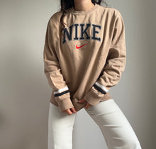 Upload image to gallery, Sweat Nike vintage brodé - M
