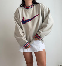 Upload image to gallery, Sweat vintage Nike molletonné - L
