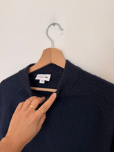 Charger l&#39;image dans la galerie, Pull col cheminé Lacoste en maille côtelée bleu marine - S
