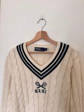 Charger l&#39;image dans la galerie, Pull col V Ralph Lauren brodé collection emblématique cricket maille tressée - S
