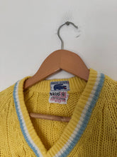 Upload image to gallery, Pull col V Lacoste &quot;Izod&quot; fabriqué dans les années 70&#39;s à la maille tressée - XS
